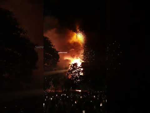 കൂട്ടിയിട്ട് തീയിട്ട് പാറമേക്കാവ്💥🔥🤩 #thrissurpooram #vedikkettu #fireworks  #keralagodsowncountry