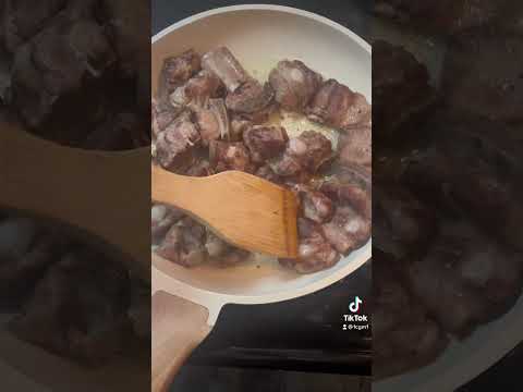 Costillas de puerco en salsa roja y arroz
