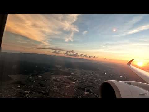 福岡空港を離陸するA350からの、夕暮れの福岡市街(夏)…