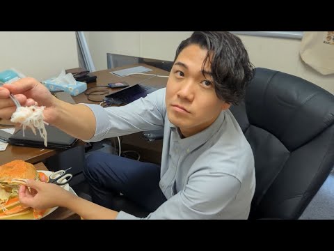 A video of a boss and subordinate eating crab in the office