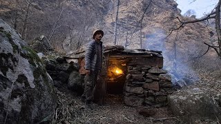Camping in Extreme Cold |I Built a Perfect Bushcraft Shelter for Winter Survival 