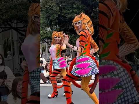 可愛い虎っ娘ダンサーさん最後はひっかかれます！笑 #ディズニー #ハモカラ #ディズニーランド #ハーモニーインカラー #ディズニーダンサー