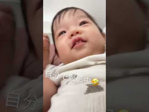 自撮りする赤ちゃん)【12ヶ月】/ Baby taking a selfie.