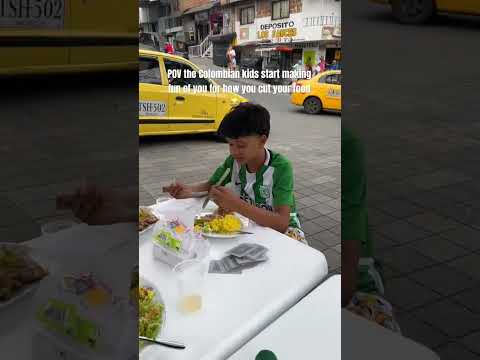 Do westerners cut food weird ? 😳🇨🇴 #travel #colombia #wholesome
