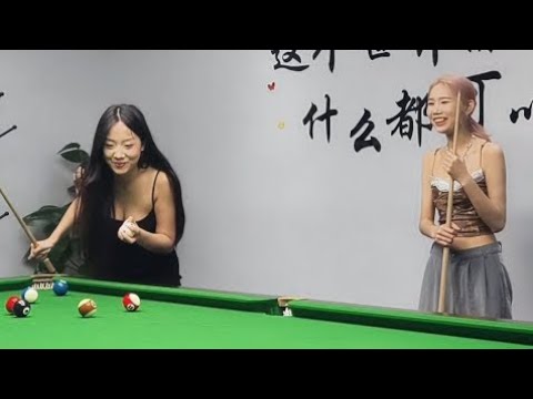 身材一级棒的新人助教佘佘和高级助教小熊的台球比赛