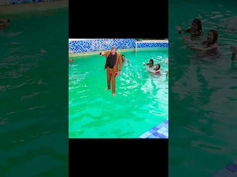 जादूगर सम्राट शंकर ने स्विमिंग पूल पर पानी के ऊपर चलकर सबको चौंका दिया! 😱 | Magic on Water #shorts