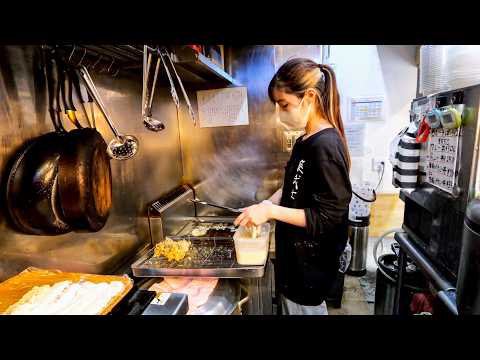 Standing Soba in Tokyo that Serves Soba in 35 Seconds,Young female Japanese staff are active