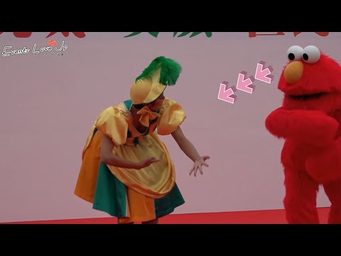 ステージ・ショーでお姉さんの…