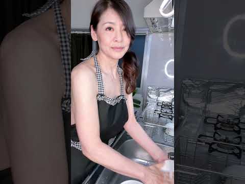 ポロリ！？裸エプロン皿洗いの最後に・・・