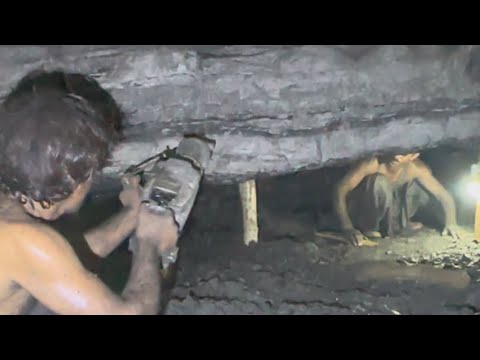 Black diamond mining ⛏️ #diamondmining #treasuresearch #coalmining 