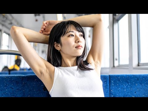 電車でアンニュイな表情で腋。