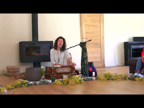 MarieCharlotte - Extrait Cercle de chant à " La clairière du soi " (34) "Kothbiro"
