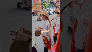 美女小姐姐！好驚險！差點被涼傘車 擦撞到 #廟會 #熱門 #流量 #陣頭 #美女 #繞境 #推薦 #內埔鎮南羅聖堂  #廟會豪角度 #shorts