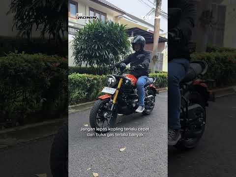 Tutorial singkat cara mengendarai motor kopling. #TVSMotorIndonesia #TVSMotorCompany #TVSRonin225