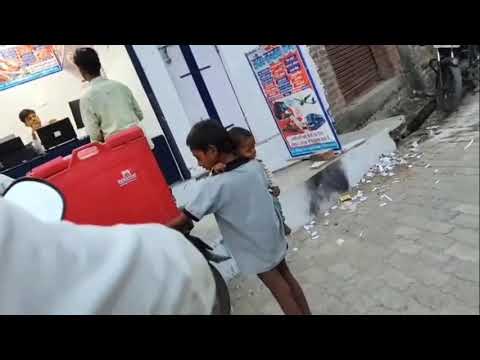 , yah dekhiae baccha icecream khareed raha hai