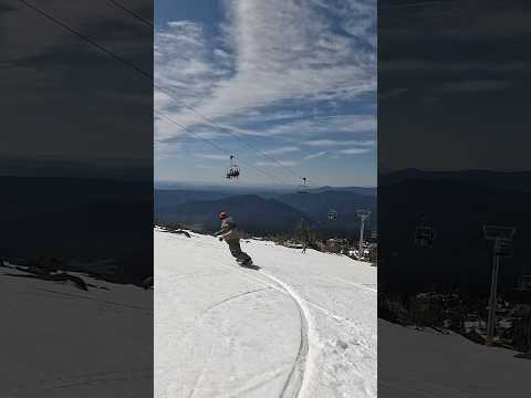 Feeling the flow of the mountain with @midlifecrisissnow @highcascade #snowboarding