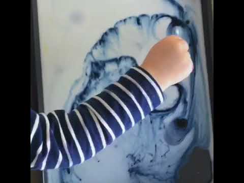 Morsomt eksperiment med melk og konditorfarge