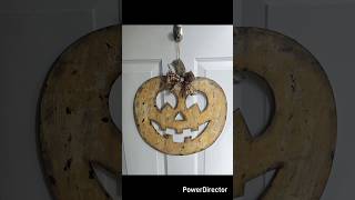 Rustic DIY Jack-o-Lantern hanger 🎃 Perfect fall decor! #DIY #RusticDecor #Halloween #FallVibes