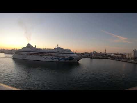 2019.09.24 Elton Y Celebrity Constellation docking at Puerto de Cádiz 1080 30x