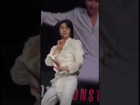 Hyungwon’s bottle flip | We are here in New York #hyungwon #monstax #형원 #monbebe #monsta_x ￼