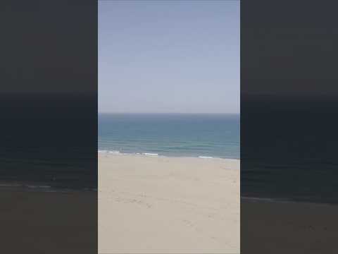 ひとりぼっちさん、おっきい砂場の先には海が広がっていた #散歩 #海 #癒し