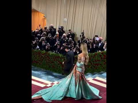 😍Blake wore @versace #MetGala2022🤎