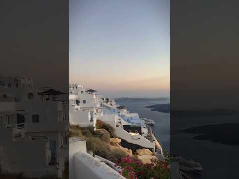 Beautiful views in Santorini, Greece 🇬🇷TAG someone you'd visit with!💙 #beautifulplaces