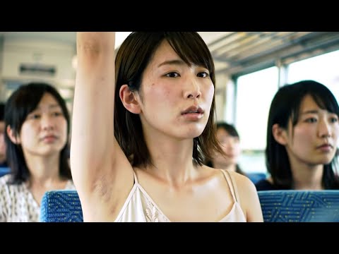 電車内のキャミソール美人
