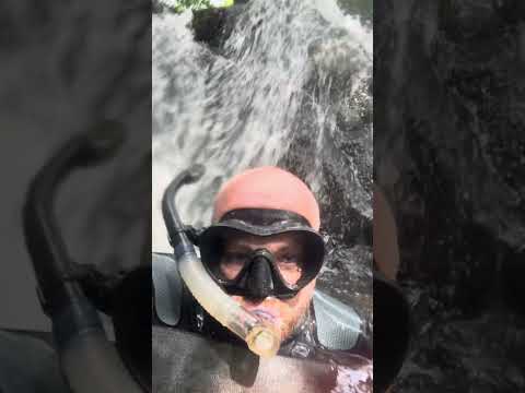 Washing my hair in a Scottish waterfall 🏴󠁧󠁢󠁳󠁣󠁴󠁿 🧐 #nature #underwaterworld #goldpanning