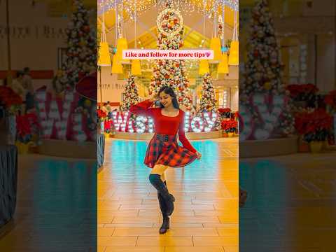 2 ways to capture a Christmas tree🎄 #posing #howtopose #posesideas #poses #posingtips #shorts #pose