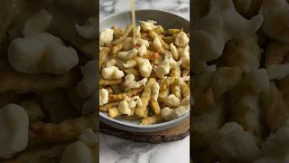 Vegetarian poutine recipe! A Canadian classic 🍟🇨🇦 #vegetarianrecipes