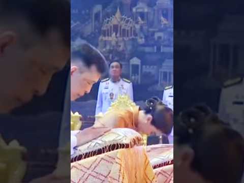 🇹🇭👑🙏#หัวพระราชินีเสด็จทรงเปลี่ยนเครื่องทรงพระแก้วมรกต จากฤดูหนาวเป็นฤดูร้อน ขอน้อมอนุโมทนาสาธุ..