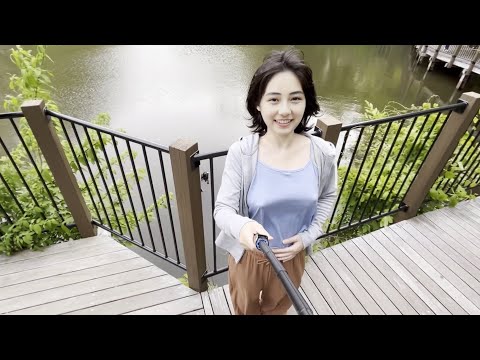 [No-bra walk] I took a walk around a large pond