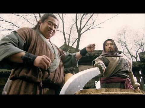 The bully wanted to steal the boy's ancestral sword, but he was killed instantly by him!