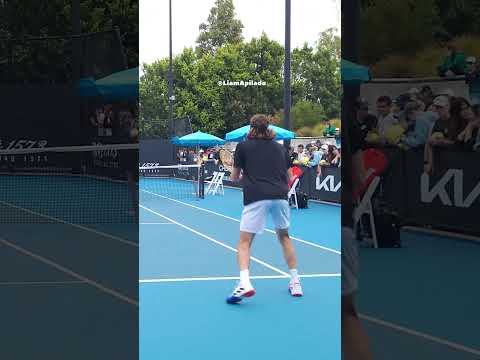 Federer-esque🐐 One-Handed Backhand Return From Stefanos Tsitpas 🤩#Shorts #CourtLevelTennis #backhand