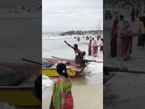 எவ்ளோ அழகா கடல்ல போறாங்க 😍😍😍