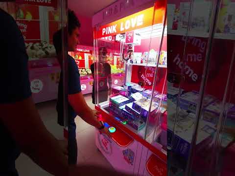 🎉 I Finally Won! Grabbing a Gift from the Claw Machine at One Galle Face Mall! 🏆🎁 #OneGalleFace
