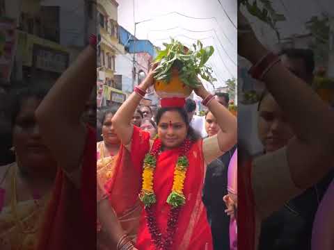 kalvakuntla kavita at old city Bonalu #kavita #trs #brs #ktr #oldcitybonalu2024 #bonalu