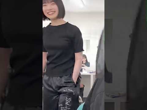 大園玲の貴重なポッケ手突っ込みシーン