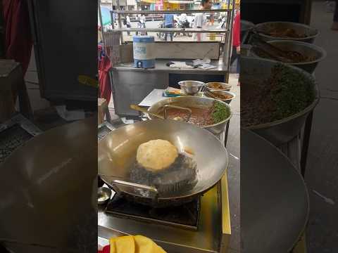 Chole Bhature #streetfood #pune #foodvlog #vehaaniyaan #cholebhaturae