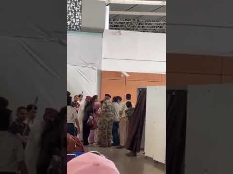 LIVE FOOTAGE OF KANGNA RANAUT GOT SLAPPED कंगना रनौत को थप्पड़ मारे जाने का लाइव फुटेज