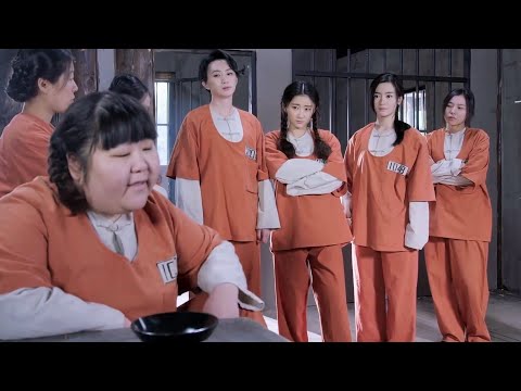 The female prison bully looked down on the new girl, but she didn't expect she was a Kung Fu master!
