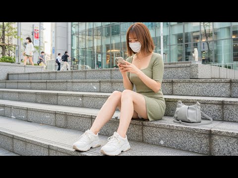 「えっ見えてるよ」階段でスマホに夢中なミニスカ女子が丸見え