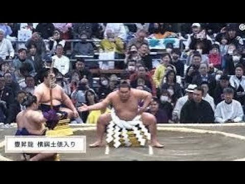 「空気を読んで」「台無しだ」と新横綱豊龍が土俵入り中に突然奇妙な声を上げたため、ファンは言う@d#