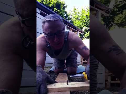 Removing staples from pallets with minimal damage to the wood #pallets #palletstaples