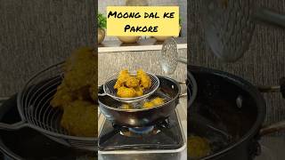 Moong dal ke pakore 🥳 #moongdalrecipe #moongdalpakode #pakoda #fypシ゚viral #ytshorts #moongdal #yt
