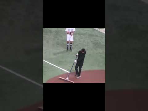 【ショート動画リミックス】試合前一生懸命ライン引きを手伝うボールガール〜まだ慣れてない？2024年4月24日