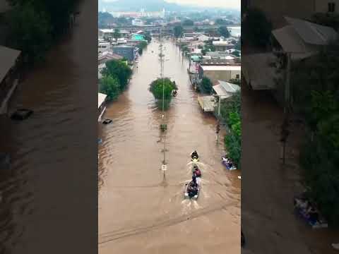 ফেনী ও কুমিল্লা নোয়াখালী এসব জায়গা বিশাল আকারে বন্যা হচ্ছে সবাইকে আল্লাহতালা হেফাজত করুক