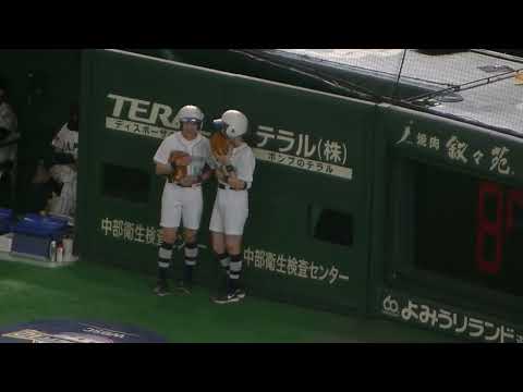 ボールガールのお二人 何か熱心に打ち合わせ中の姿2024年11月21日 東京ドーム プレミア12