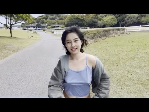 【ノーブラ散歩】風が強くて服がはだけちゃった